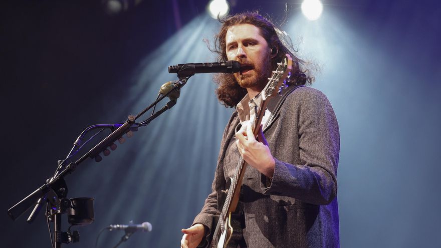 Hozier conmueve Bogotá con un concierto de belleza poética y fuerza emocional