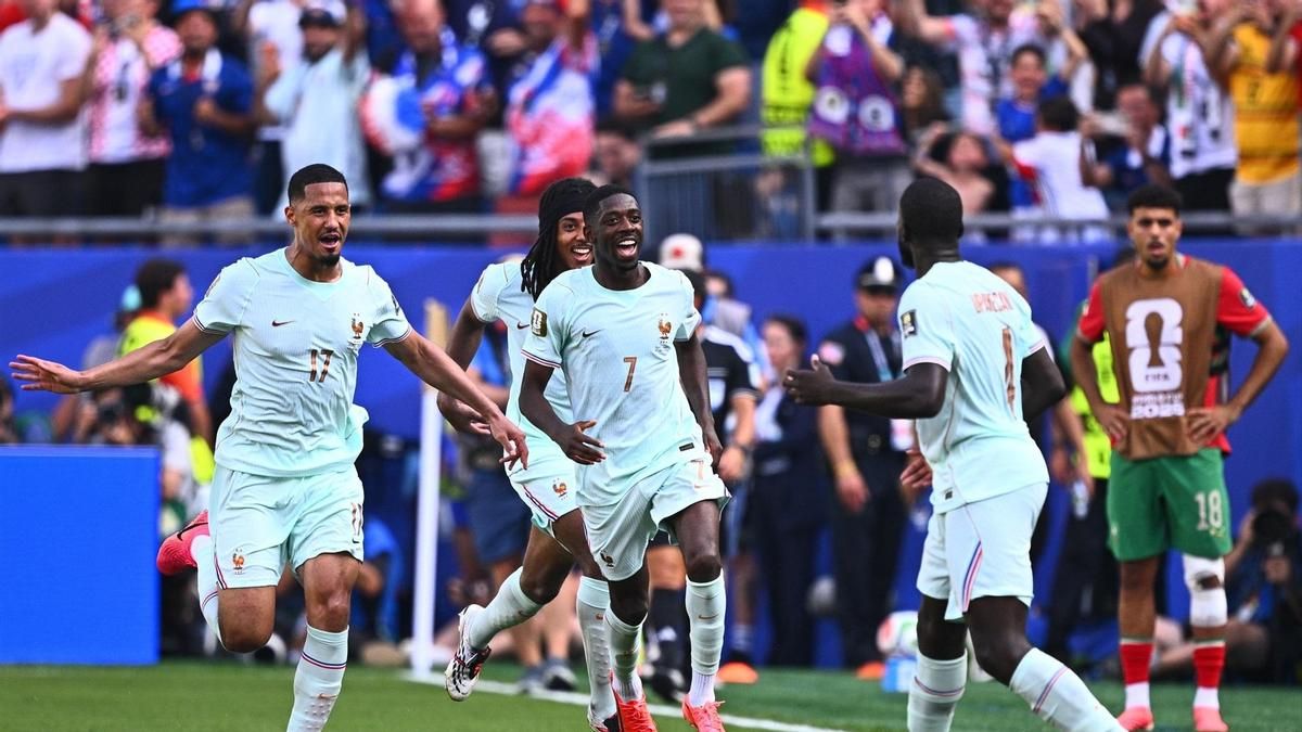 Dembélé celebra junto a sus compañeros el segundo gol contra Marruecos.