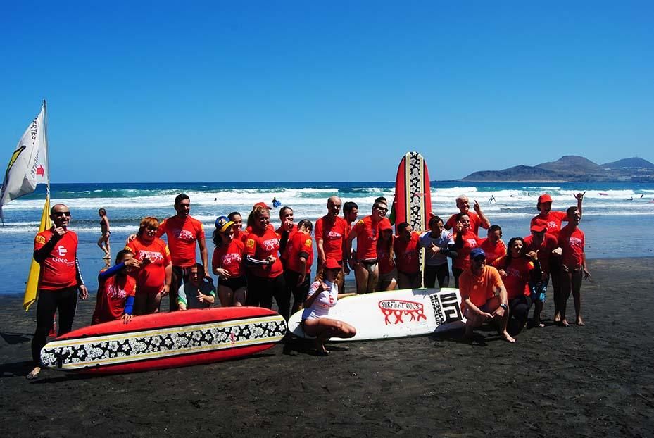 Personas con discapacidades psíquicas y motrices también pudieron disfrutar de un día diferente en la playa bajo el lema 'Surf para todos'. (Canarias Ahora).