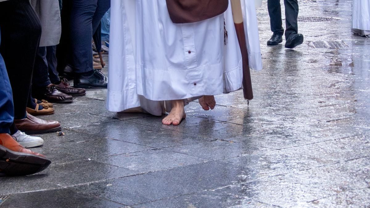 Pies de nazareno del Carmen por la calle Álvarez Quintero mojada
