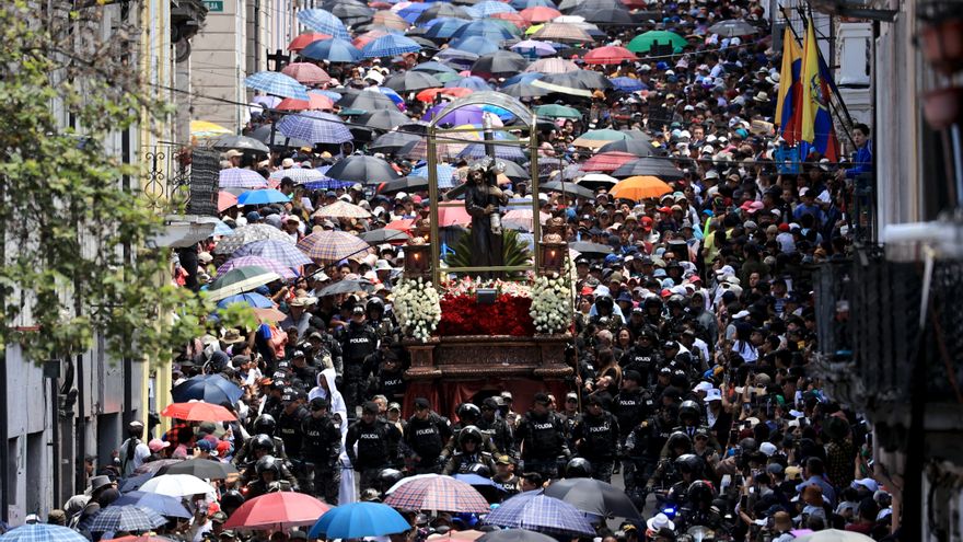 Miles de devotos de Jesús del Gran Poder en Ecuador inundan las calles del centro de Quito