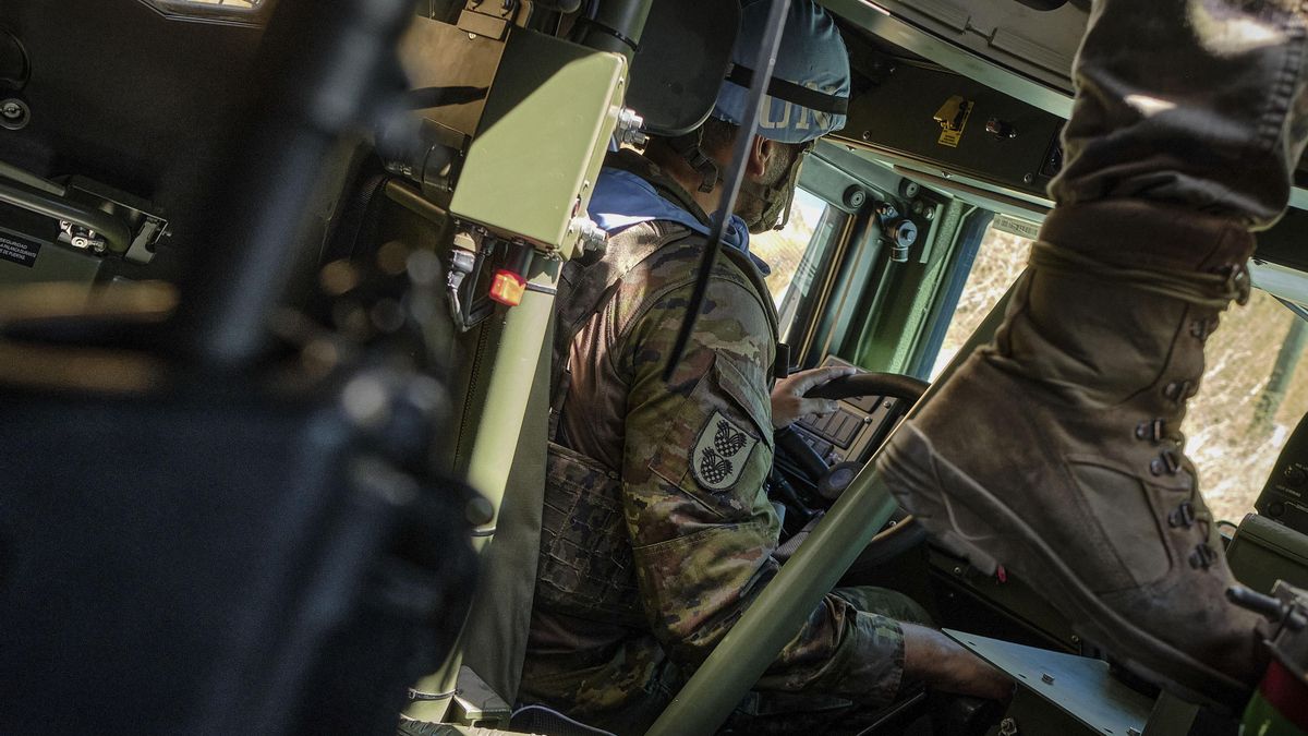 Archivo - LÍNEA AZUL (Líbano), 05/09/2025.- Vista del interior de un vehículo 'Lince' durante una patrulla de la misión de paz de la ONU (FINUL), en los alrededores de la posición 4-28, una de las dos posiciones españolas situada a escasos cien metros de la denominada Línea Azul, la frontera de facto entre el Líbano e Israel. EFE/ Edgar Gutiérrez