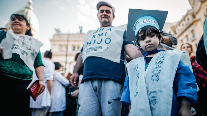 Cientos de miles de personas se movilizaron en defensa de la universidad pública