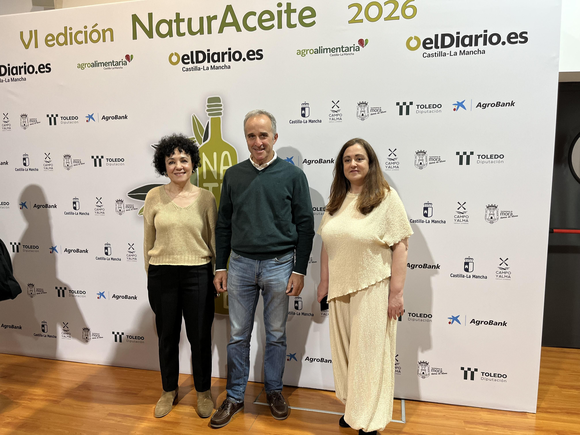 Pilar Virtudes, directora de la sección Agroalimentaria de elDiarioclm.es; Gregorio Valero, gerente de Aceites Iraval; Carmen Bachiller, directora de elDiario.es Castilla-La Mancha