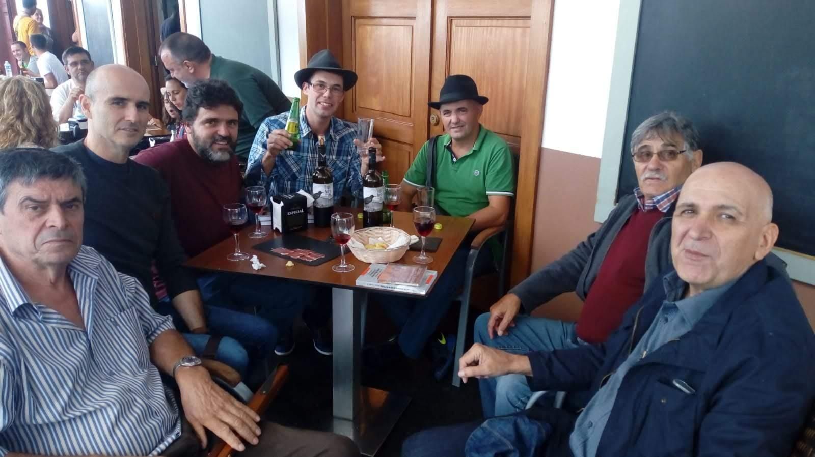 Los profesores Justo Pérez Cruz y Francisco Javier Díaz con los poetas Neri Leal, Javier Cabrera, Daniel Cruz, Rodolfo Hernández y Bernardino Expósito en la presentación de la obra Notas sobre la décima en la isla de La Palma.