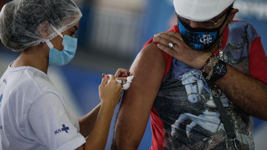 Un hombre recibe la dosis de la vacuna de Astrazeneca contra la covid-19 en Río de Janeiro (Brasil). EFE/André Coelho/Archivo