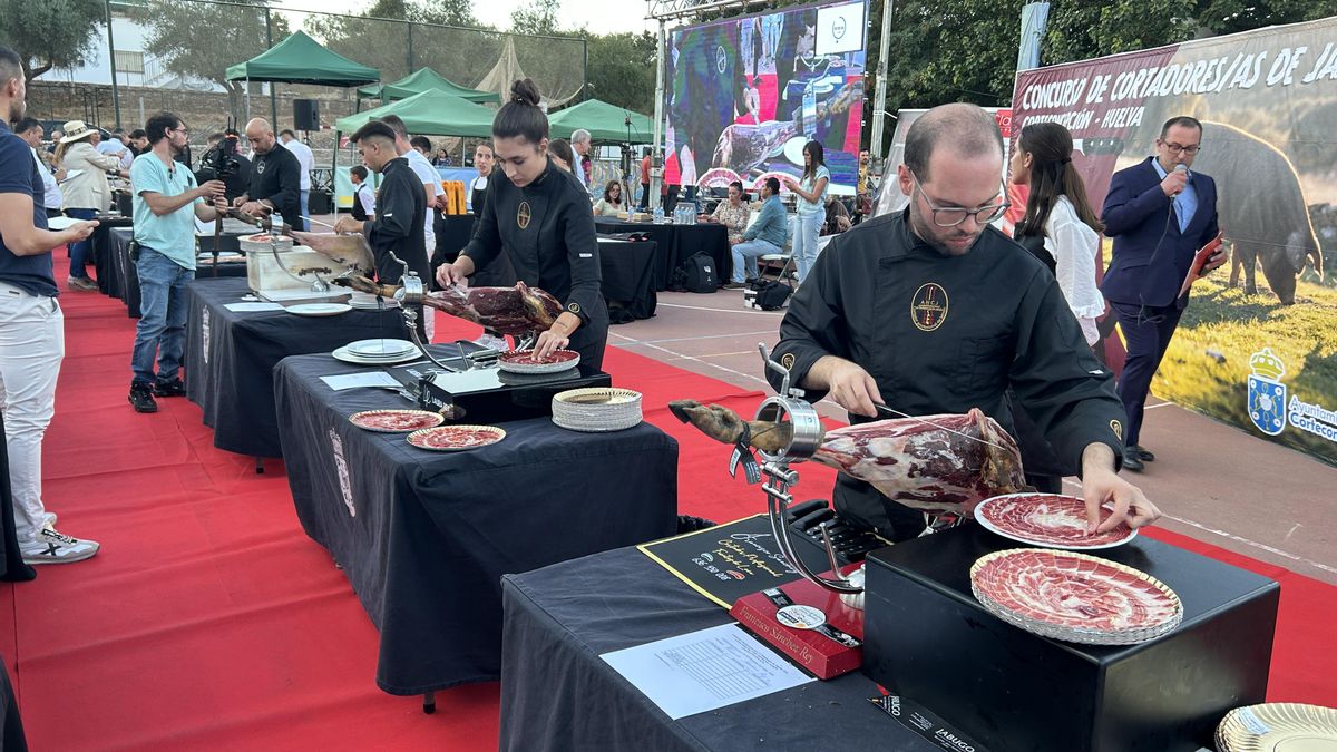 Dos horas cortando jamón en un pueblo de Huelva de 600 habitantes: así vive Corteconcepción el concurso nacional