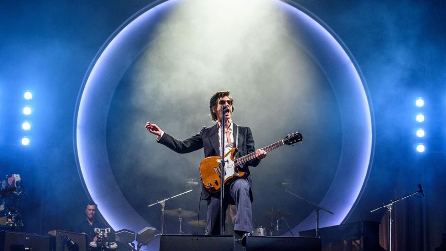 Arctic Monkeys despide a guitarrazo limpio el Bilbao BBK Live más multitudinario