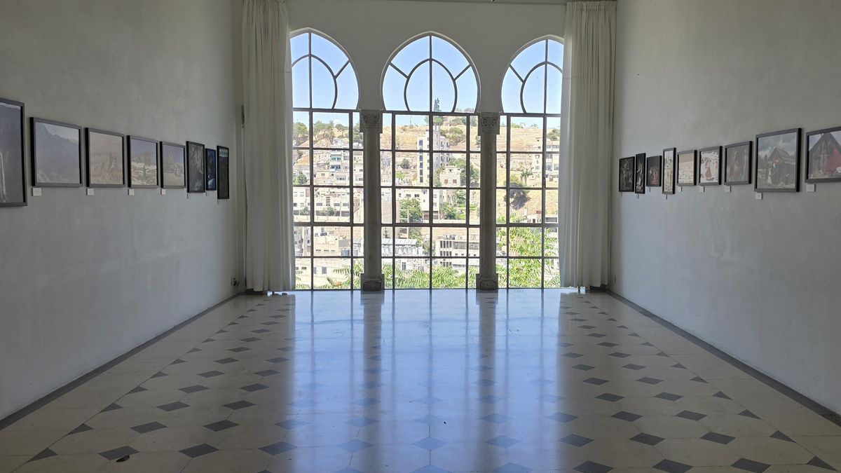 Sala de la Fundación MMAG con Amán al fondo.