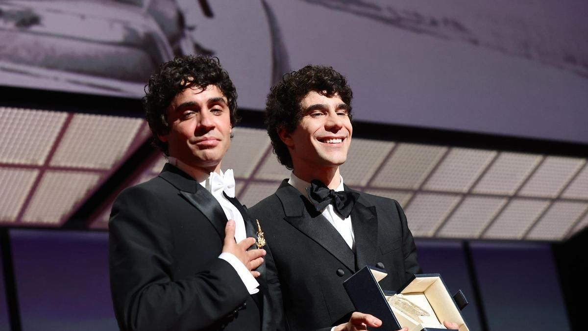 Los Javis ganan el premio a la Mejor dirección en el Festival de Cannes por 'La bola negra'