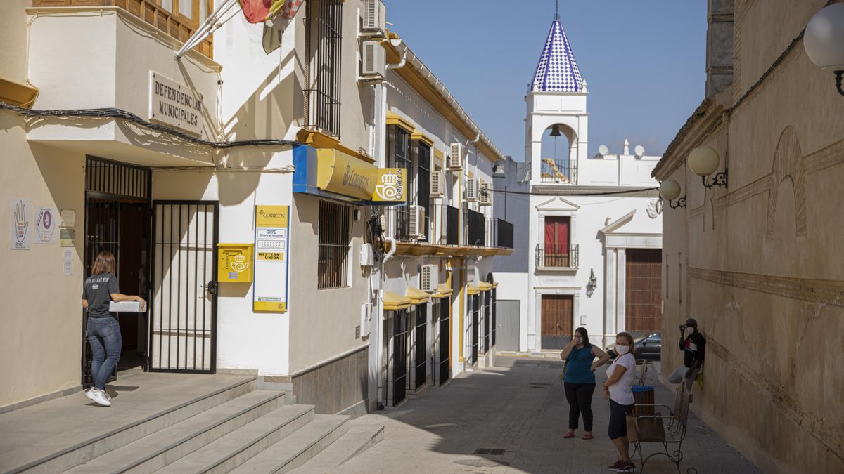 Vecinos de Casariche esperan cola en Correos en la segunda jornada de confinamiento por la alta incidencia del coronavirus en el muncipio. En Sevilla (Andalucía, España), a 01 de octubre de 2020.