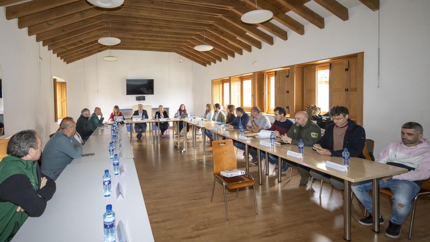 La consejera de Desarrollo Rural, Ganadería, Pesca y Alimentación, María Jesús Susinos, preside la reunión del Patronato del Parque Natural de los Collados del Asón.