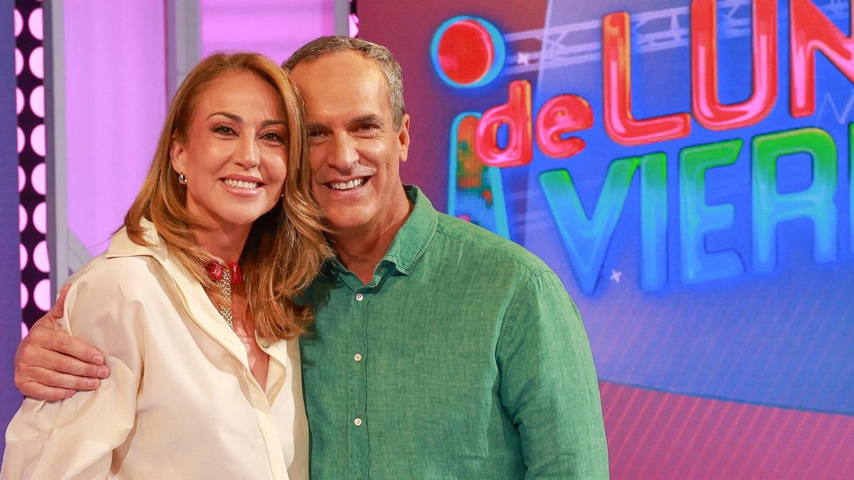 Beatriz Archidona y Santi Acosta, presentadores de 'De lunes a viernes'