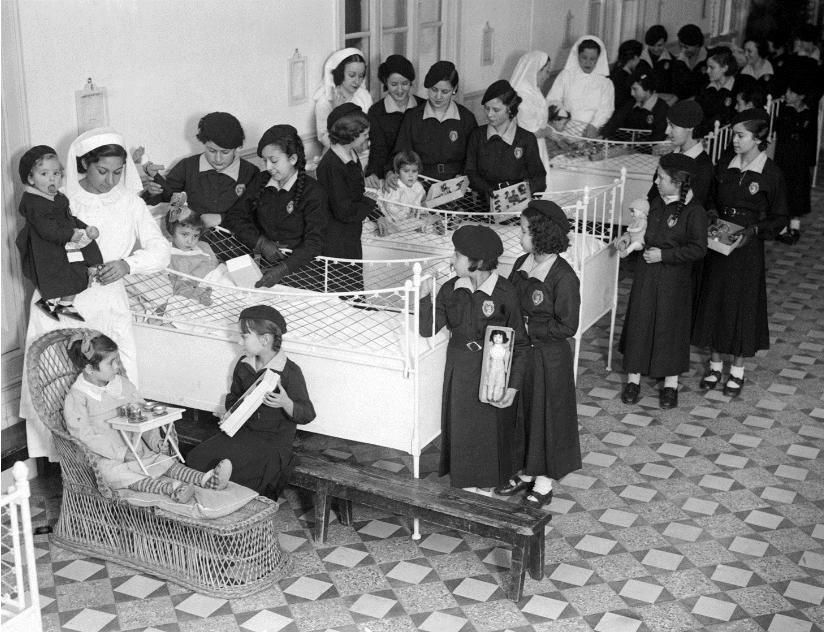 1936. Entregando juguetes a los niños del Hospital del Niño Jesús.