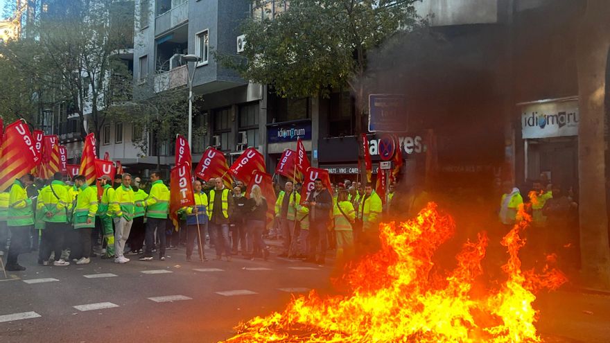 Unos 200 trabajadores del servicio de limpieza de Barcelona protestan durante la mediación para evitar la huelga
