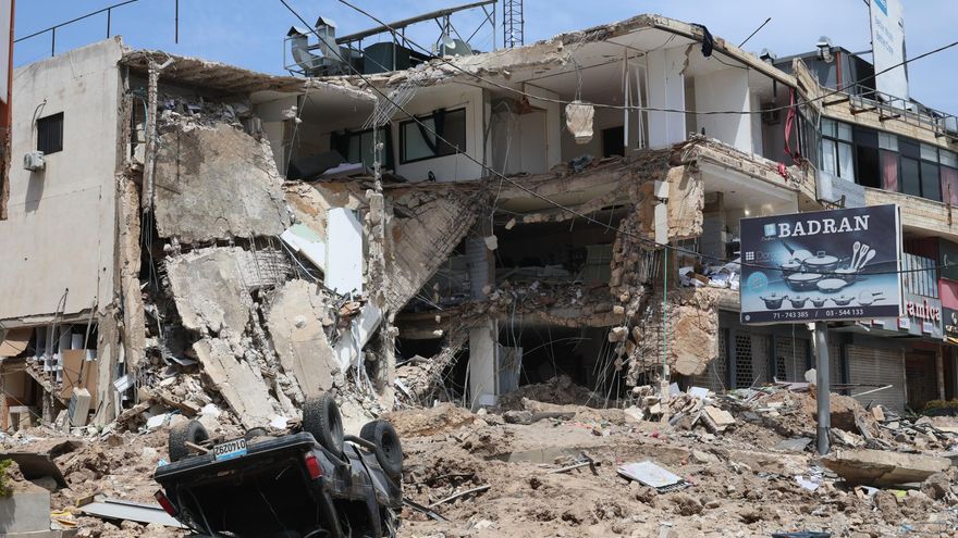 Edificio destruido tras un ataque aéreo israelí en la costa cercana a Tiro, en el sur del Líbano.