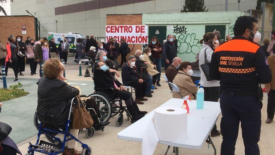 Entrada al centro de vacunación, con bancos y sillas para los mayores con más dificultades