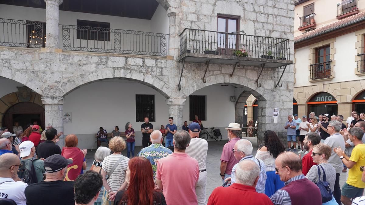 Una protesta denuncia en Laredo "las actitudes antidemocráticas" del alcalde Miguel González (PP)