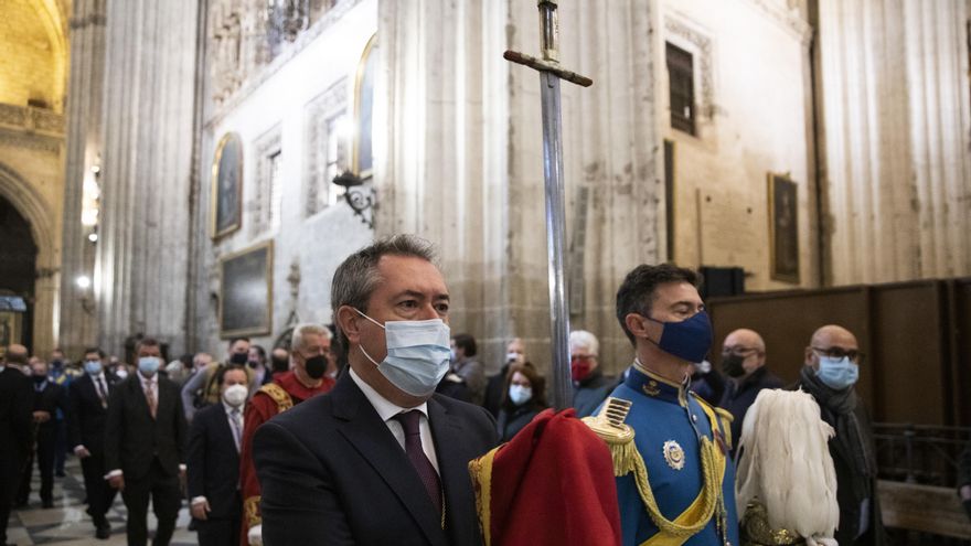 Espadas procesiona con la Lobera por las naves de la Catedral de Sevilla.