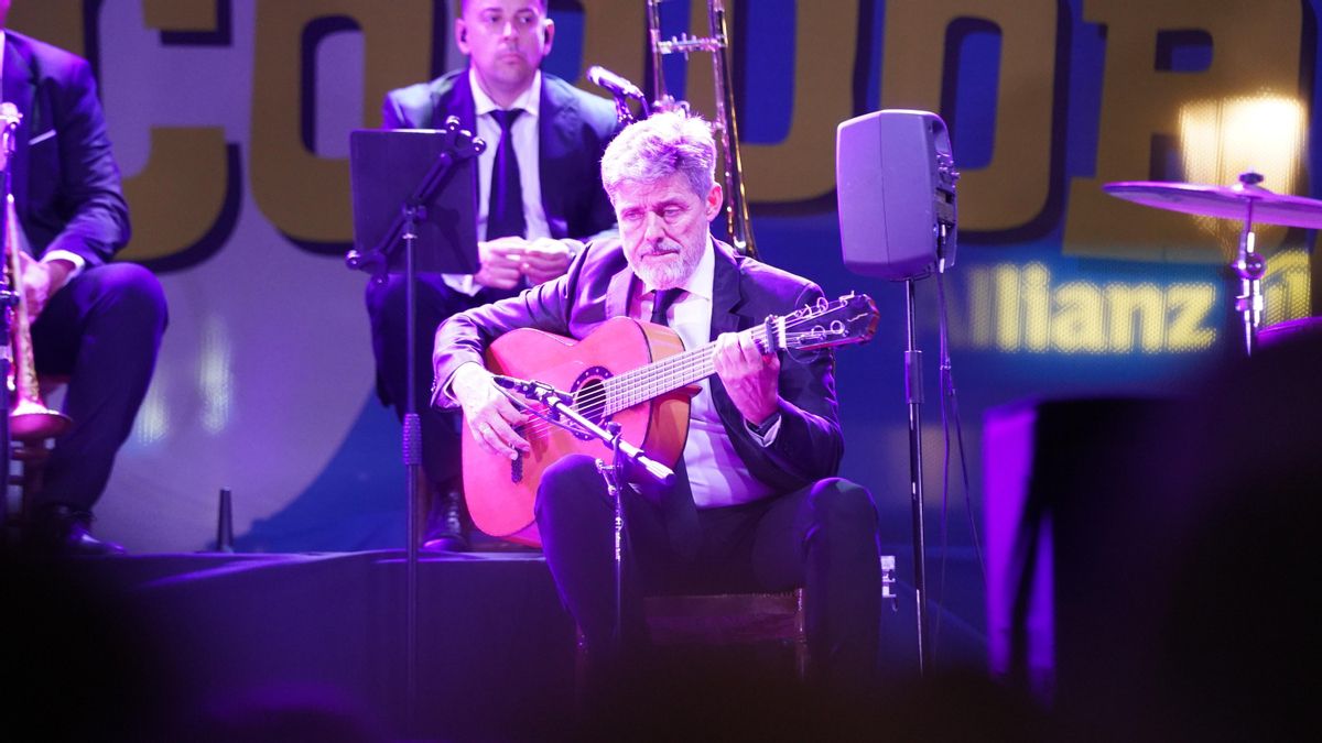Manuel Lombo abrió la 17ª edición de La Noche Blanca en una abarrotada plaza de Las Tendillas