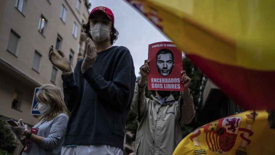 Varios manifestantes en la protesta convocada en el barrio de Salamanca (Madrid) contra el confinamiento decretado por el Gobierno.