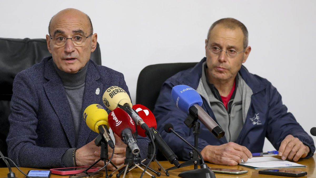 El alcalde de Toreno, Vicente Mirón, y representantes del sector ganadero reclamaron este martes una solución inmediata para la reapertura del matadero municipal.