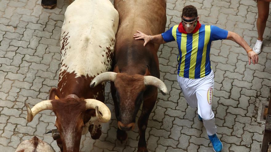 Los mozos, durante el octavo y último encierro de los Sanfermines con toros de la ganadería de Miura en el tramo final de entrada a la Plaza de Toros de Pamplona. este jueves. EFE/J.P. Urdiroz