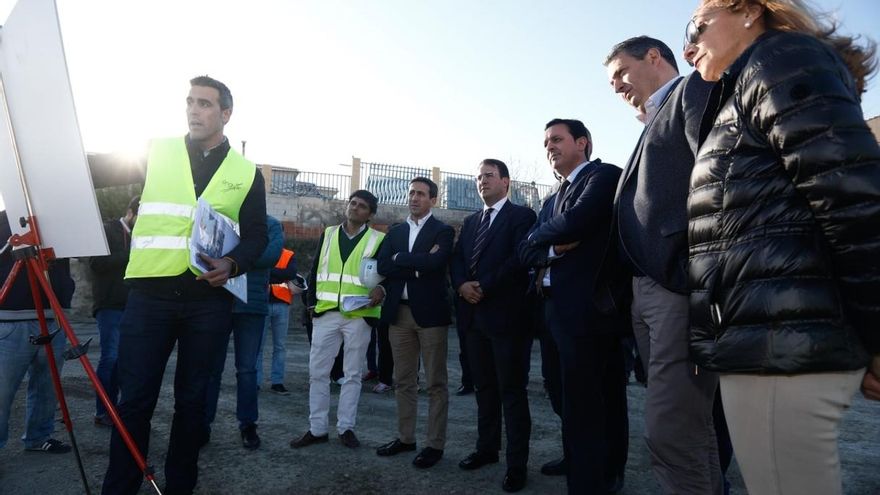 El alcalde de Tíjola, junto a técnicos de Diputación y Óscar Liria, en la inauguración de la zona deportiva de 'El Higueral' 