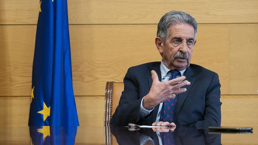 Revilla en la sala del Consejo de Gobierno durante la entrevista.