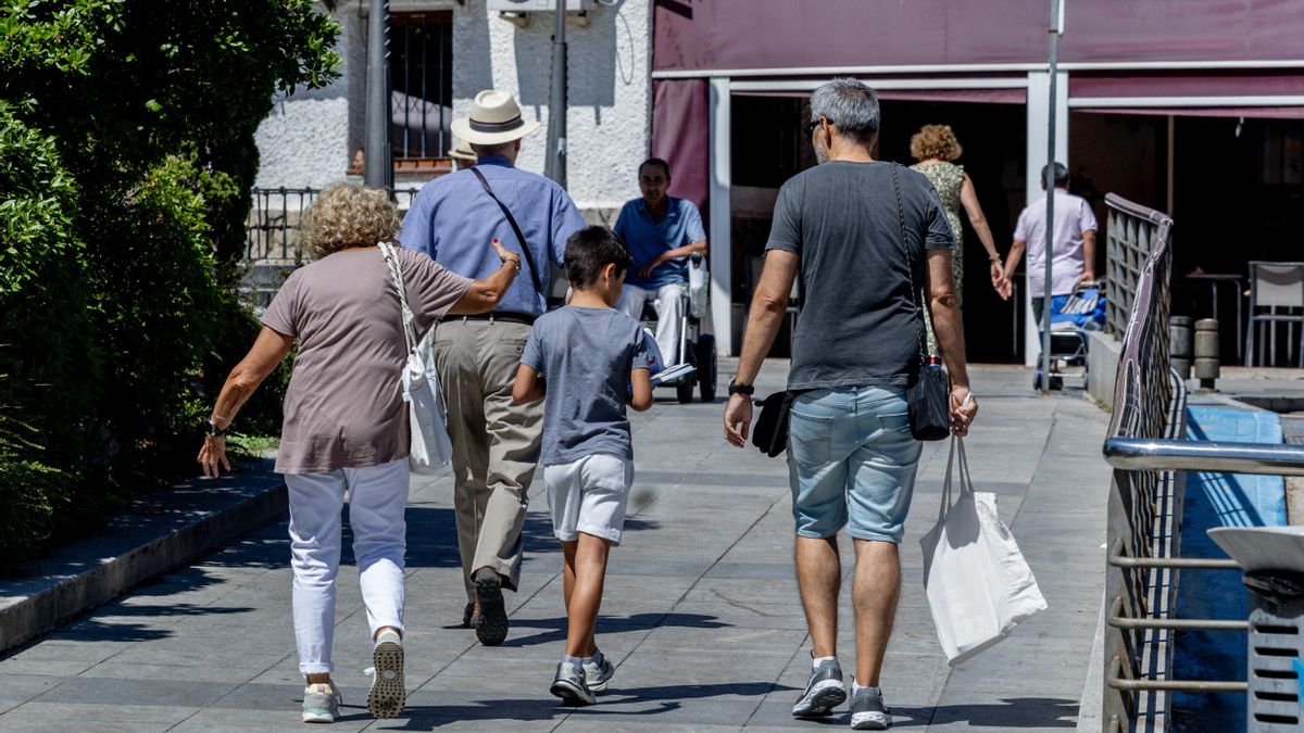 Varias personas de diferentes generaciones pasean por Madrid.