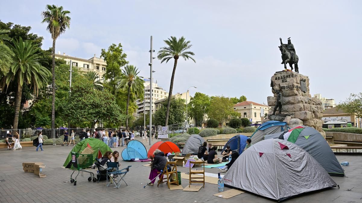 La acampada organizada por la PAH en la Plaza de España de Palma.