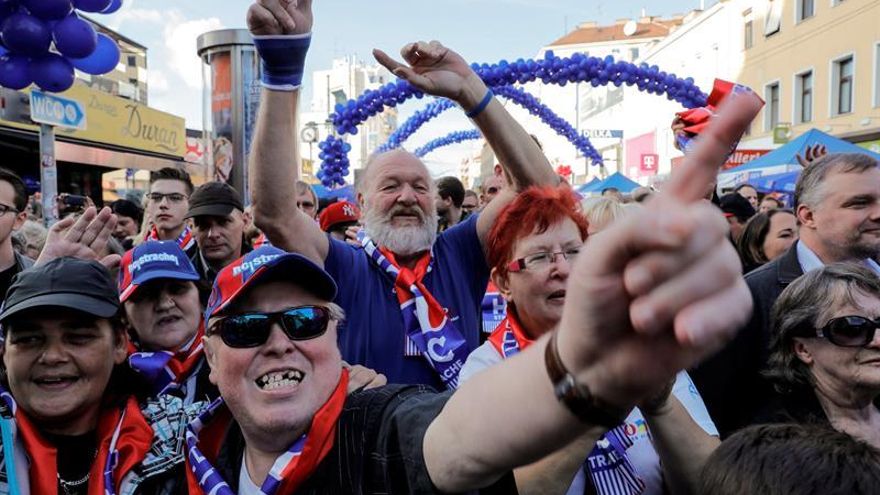 Simpatizantes del partido ultraderechista Partido Liberal (FPÖ) gritan consignas durante un mitin de final de campaña en octubre de 2017.