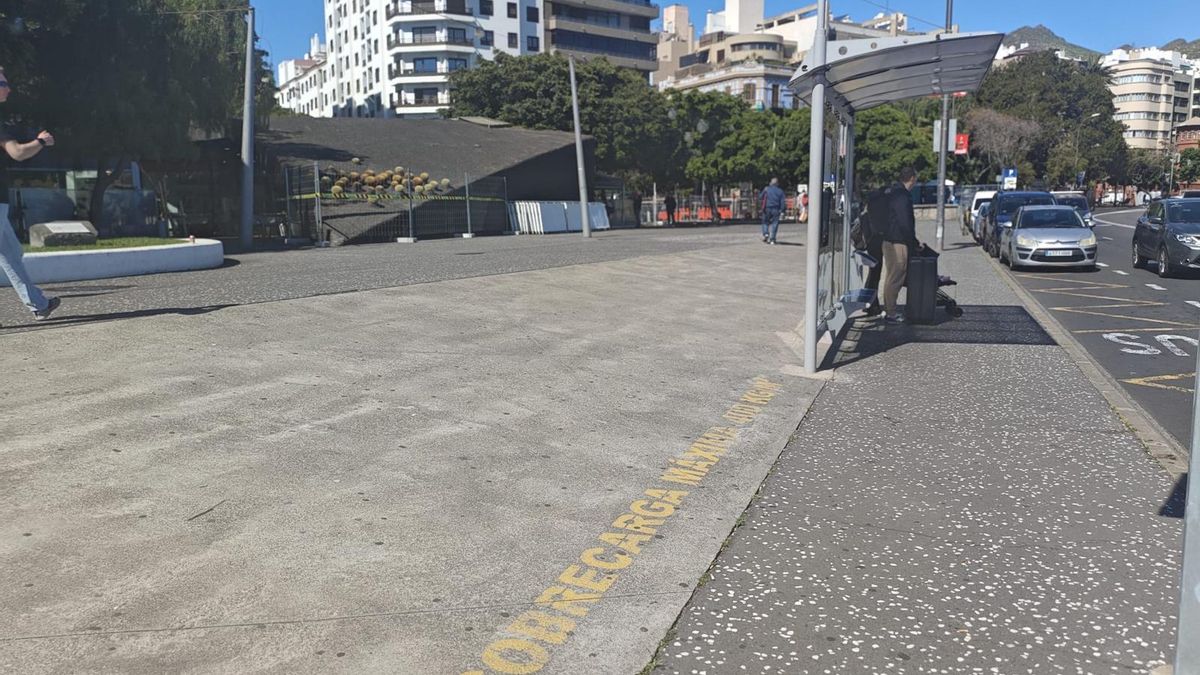 Indicaciones de sobrecarga máxima en el estacionamiento de Plaza de España, en Santa Cruz de Tenerife.