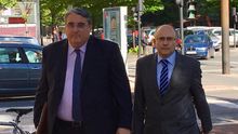 El doctor Cabriada y su abogado, Jesús Urraza, en el juzgado