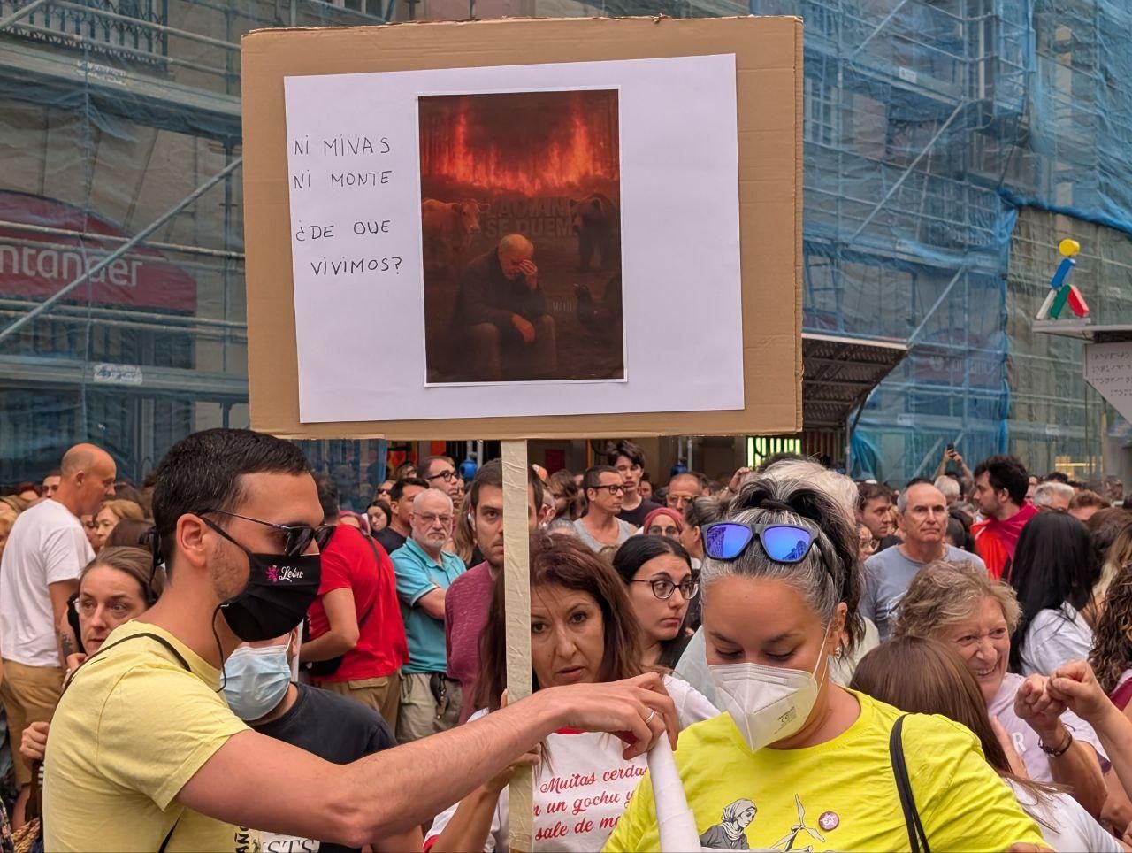 Las pancartas de la indignación en León por los mayores incendios forestales de la historia