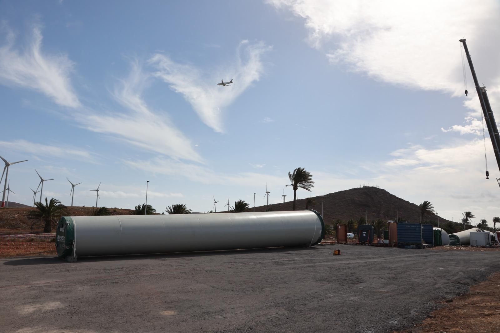 Trabajos de izado de los primeros mástiles de los nuevos aerogeneradores del parque eólico de Arinaga.