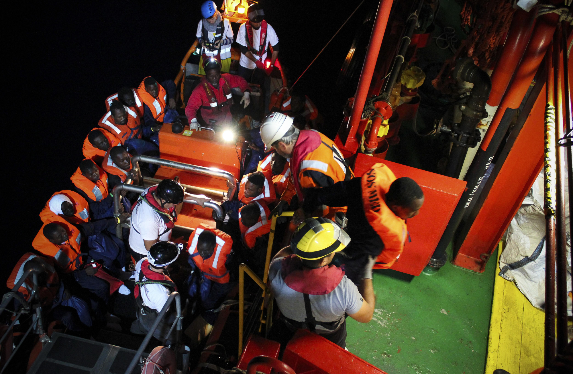 Noviembre de 2016. Save the Children realiza un traslado de otro buque de búsqueda y rescate por la noche, lo que elevó el número total de personas a bordo a más de 300. | Foto: Miya Tajima-Simpson/Save The Children
