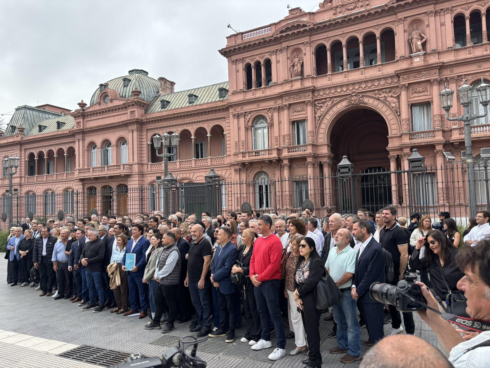 Intendentes en una protesta masiva también frente a la Casa Rosada