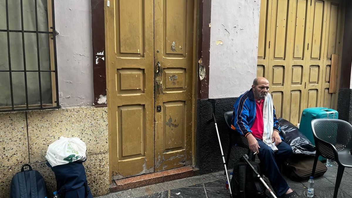 Carlos Santana, uno de los afectados por el desalojo de una vivienda en el barrio de Guanarteme, en Las Palmas de Gran Canaria.