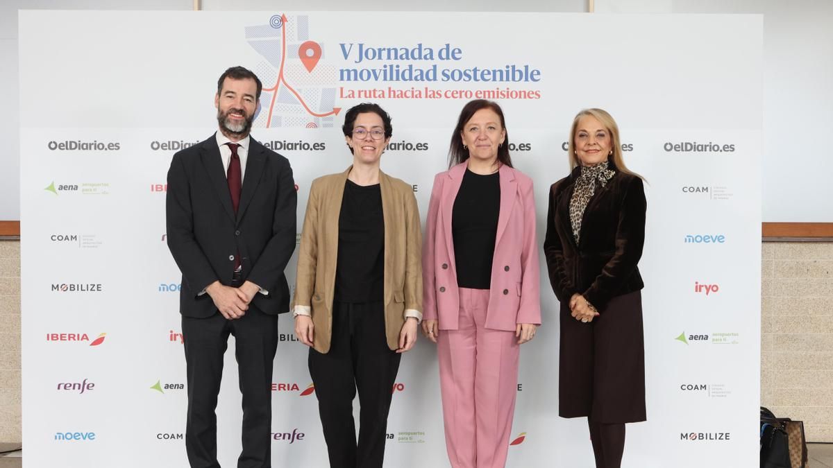 Benito Núñez Quintanilla, secretario general de Transportes Aéreo y Marítimo del Ministerio de Transportes y Movilidad Sostenible; Cristina Bolinches, redactora de Economía de elDiario.es; Ana Salazar, directora de Sostenibilidad de Aena; Cristina Cuerno, catedrática de Ingeniería Aeroespacial (ETSIAE-UPM) y directora de jóvenes de Ellas Vuelan Alto