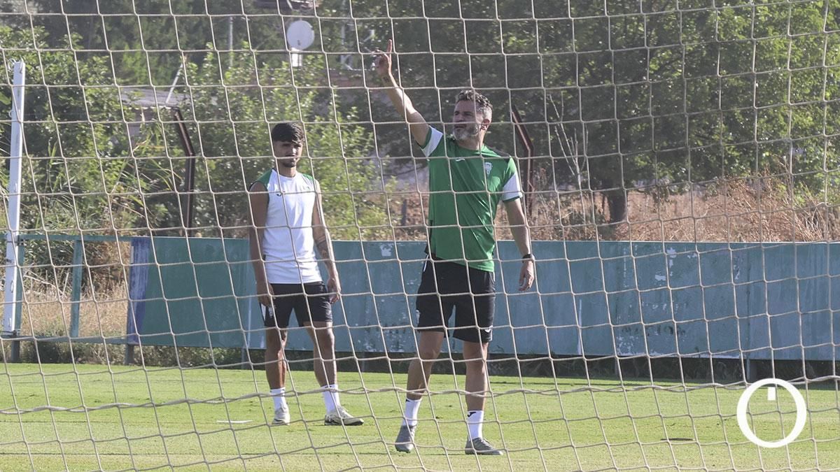 Iván Ania dirigiendo el entrenamiento del Córdoba CF