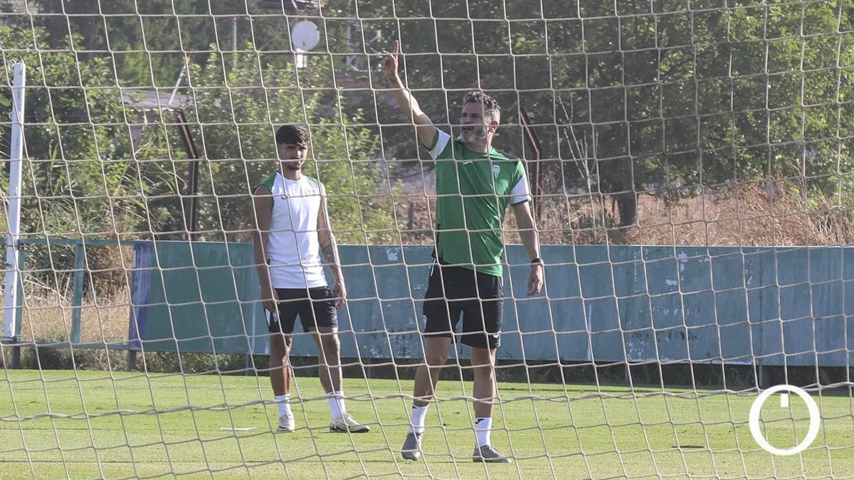 Iván Ania dirigiendo el entrenamiento del Córdoba CF