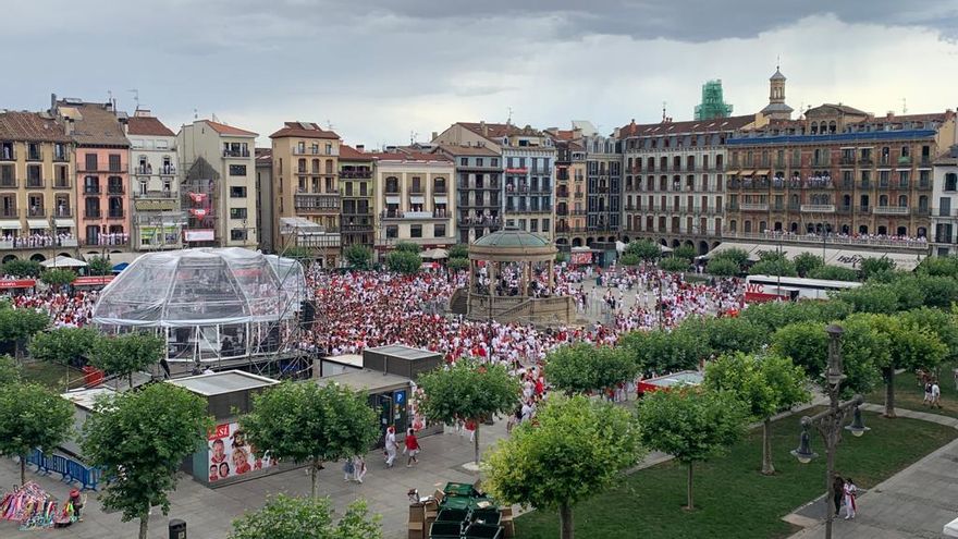 La Plaza del Castillo a media hora del lanzamiento del chupinazo.