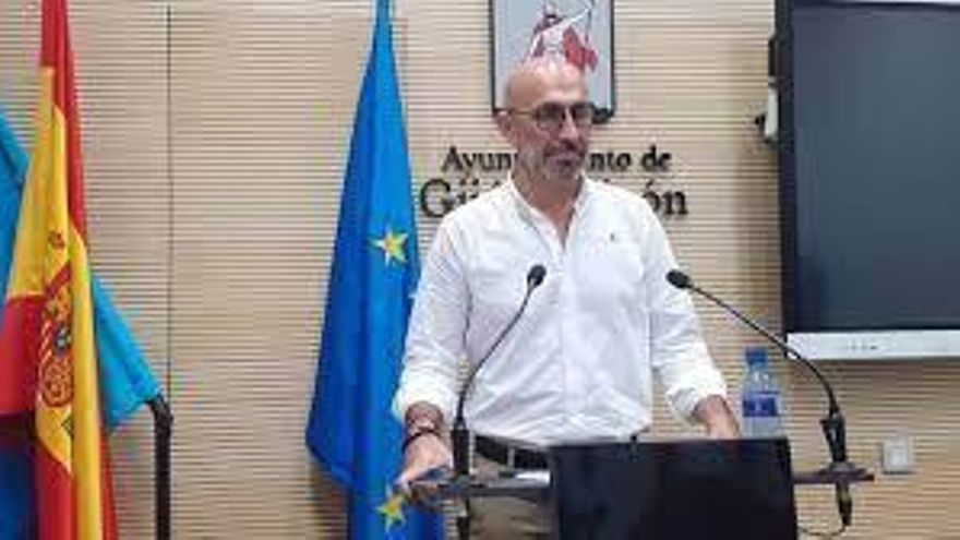 Oliver Suárez, uno de los dos ediles de Vox en Gijón, pide su baja del partido y se mantendrá como no adscrito en el pleno