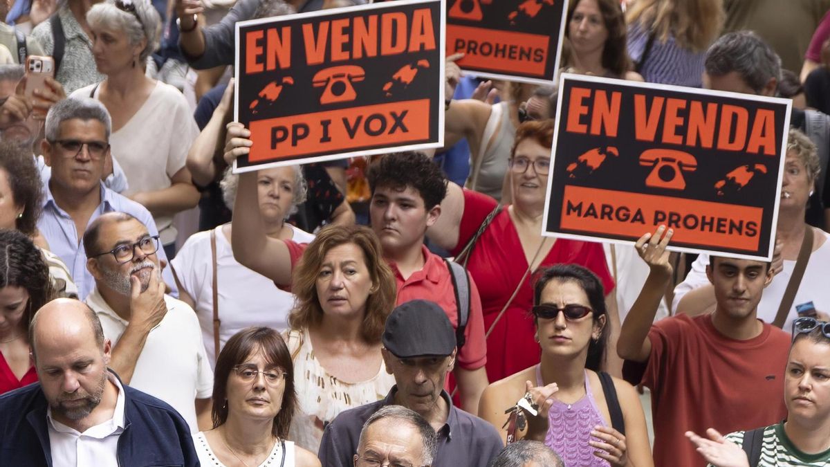 La presidenta del Congreso de los Diputados, Francina Armengol, asiste a la manifestación que ha congregado alrededor de 3.000 personas.