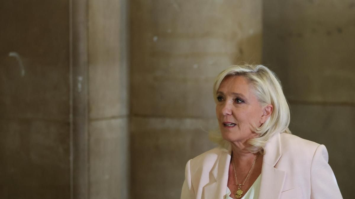 Marine Le Pen anuncia su intención de presentarse a las presidenciales en 2027 pese a tener que llevar un brazalete