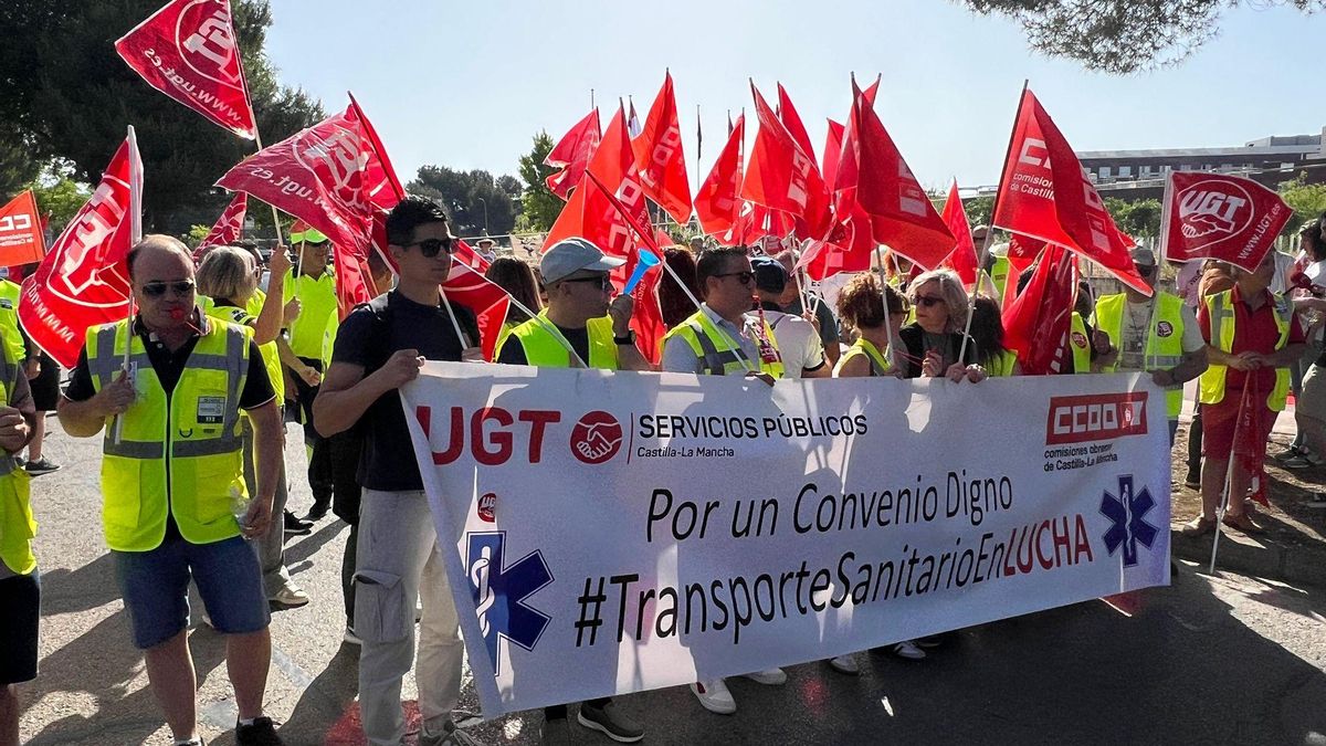 Trabajadores del transporte sanitario protestan ante el Palacio de Congresos de Albacete para pedir una mejora laboral
