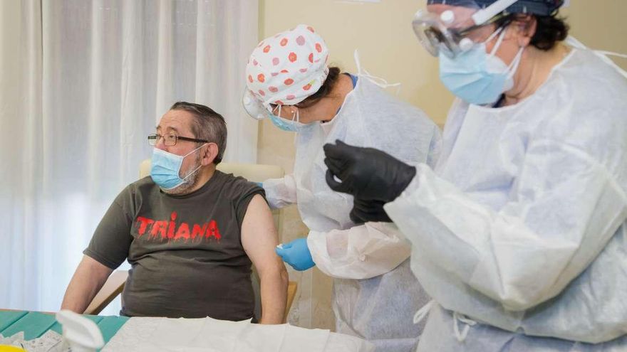 A mediados de febrero se habrán vacunado los usuarios de las residencias de mayores extremeñas