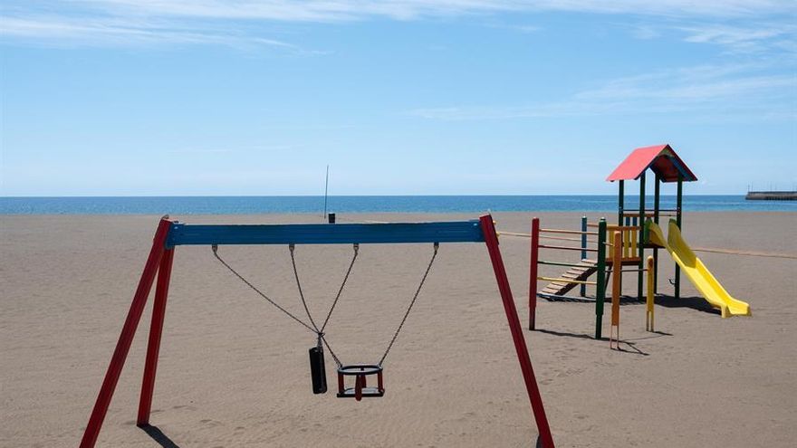 El Parque Infantil y la playa de la localidad de Gran Tarajal, en la isla de Fuerteventura, desiertos durante el confinamiento