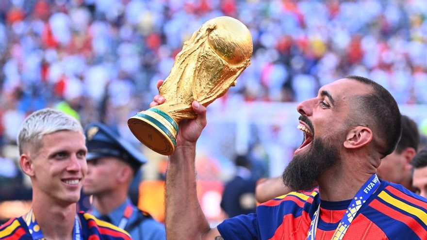 Borja Iglesias levanta el trofeo de campeones del mundo